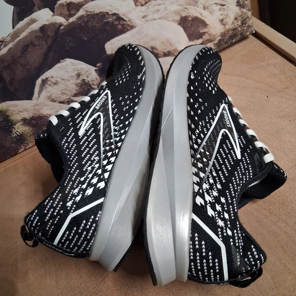 Brooks Levitate 5 Womens Running Shoes Black White Silver 1203521B088 Sz 7